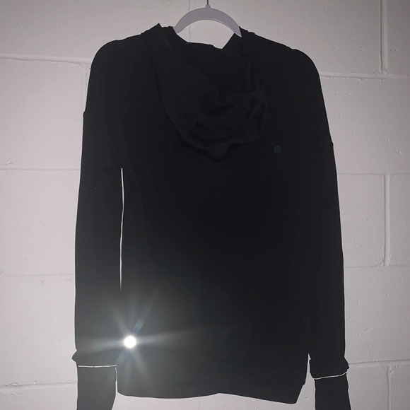 Adorable Lululemon pullover - Picture 4 of 4